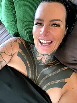 Snapshot of InkedBiitch chatting on 1, 10, 2025 InkedBiitch online show from 1, 10, 2025