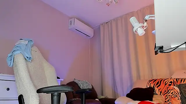 EmilyAden online show from 15, 4, 2026