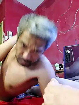 Snapshot of UncleHusz chatting on 6, 10, 2025 UncleHusz online show from 6, 10, 2025