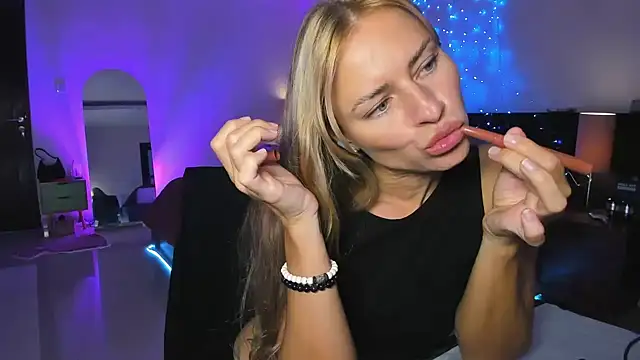 Snapshot of holy_khloe chatting on 3, 3, 2025 holy khloe online show from 3, 3, 2025