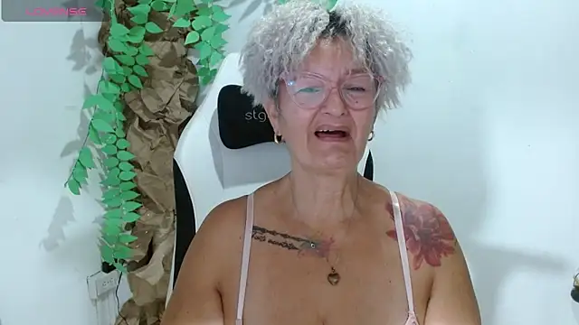 Snapshot of bety-cum2 chatting on 22, 4, 2026 bety-cum2 online show from 22, 4, 2026