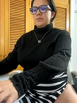 Snapshot of SWEETLILY18 chatting on 10, 11, 2025 SWEETLILY18 online show from 10, 11, 2025