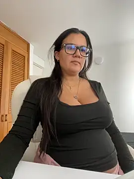 Snapshot of SWEETLILY18 chatting on 26, 11, 2025 SWEETLILY18 online show from 26, 11, 2025
