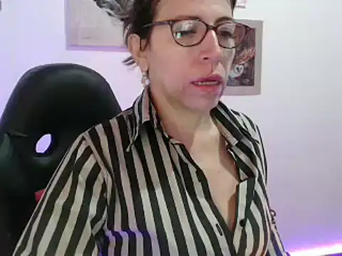 Chayla Ruiz online show from 5, 1, 2025