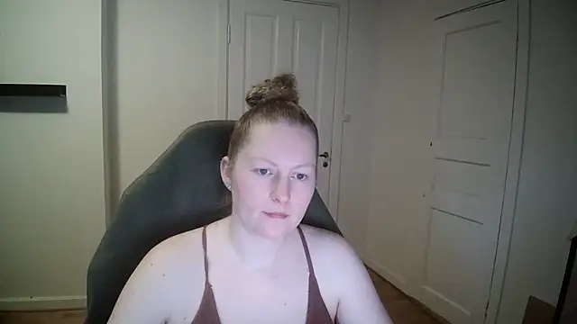 Girlnina-1995 online show from 13, 2, 2025