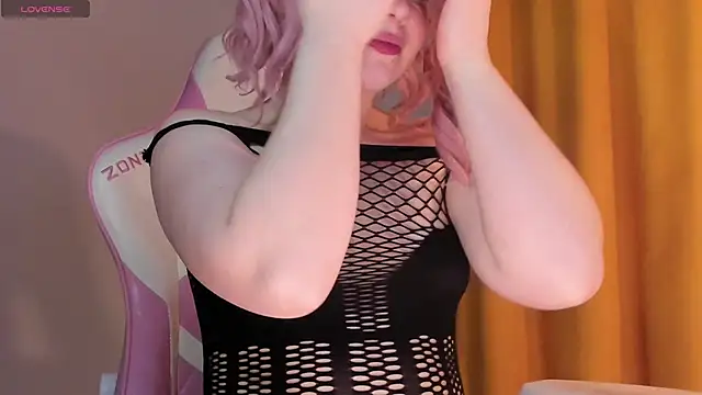 Snapshot of SueNiceeeee chatting on 11, 11, 2025 SueNiceeeee online show from 11, 11, 2025