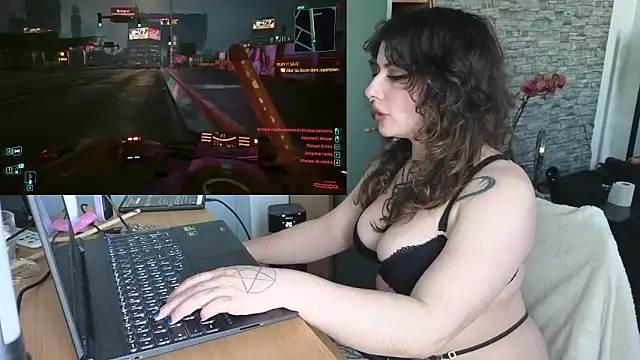 Snapshot of Moxxxie chatting on 28, 10, 2025 Moxxxie online show from 28, 10, 2025