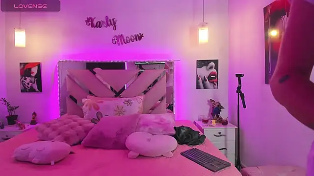 Snapshot of Karly_moon chatting on 19, 11, 2025 Karly moon online show from 19, 11, 2025