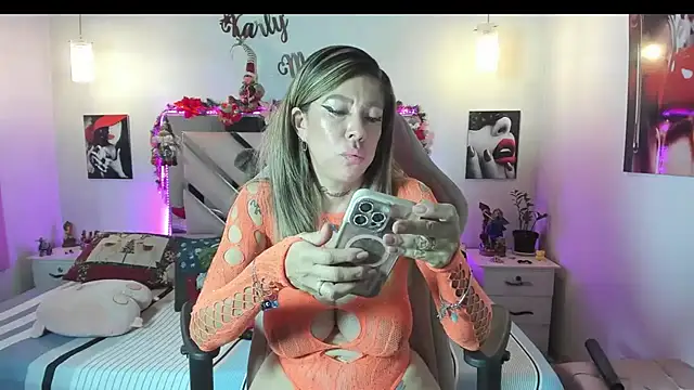 Snapshot of Karly_moon chatting on 18, 12, 2025 Karly moon online show from 18, 12, 2025