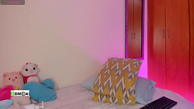 Snapshot of olivia__s chatting on 8, 1, 2025 olivia  s online show from 8, 1, 2025