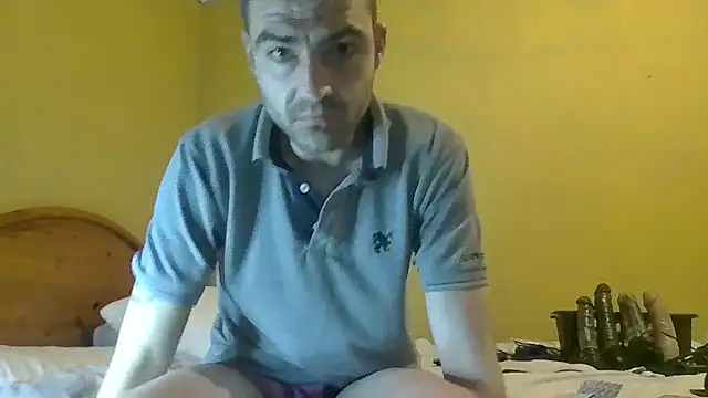 Snapshot of ThatGuyNextDoor1992 chatting on 4, 3, 2025 ThatGuyNextDoor1992 online show from 4, 3, 2025