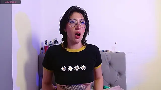 Snapshot of Red-moon1 chatting on 8, 3, 2025 Red-moon1 online show from 8, 3, 2025