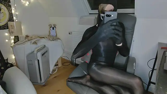 Nyl0nnickb0y online show from 9, 4, 2026