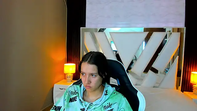 Linda4Petite online show from 2, 11, 2025