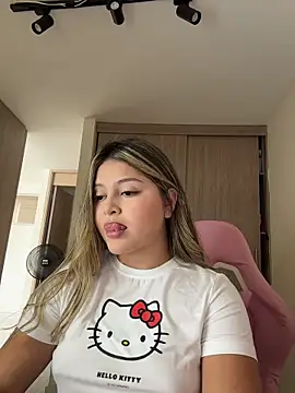 Snapshot of lunablossom_ chatting on 3, 3, 2026 lunablossom online show from 3, 3, 2026