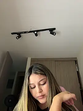 Snapshot of lunablossom_ chatting on 7, 3, 2026 lunablossom online show from 7, 3, 2026