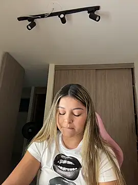 Snapshot of lunablossom_ chatting on 25, 3, 2026 lunablossom online show from 25, 3, 2026