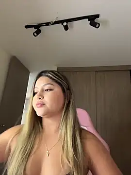 Snapshot of lunablossom_ chatting on 25, 3, 2026 lunablossom online show from 25, 3, 2026