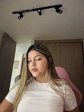 Snapshot of lunablossom_ chatting on 27, 3, 2026 lunablossom online show from 27, 3, 2026