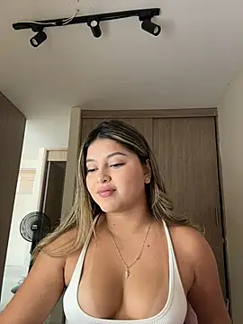 Snapshot of lunablossom_ chatting on 5, 4, 2026 lunablossom online show from 5, 4, 2026