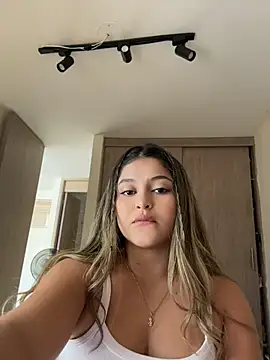 Snapshot of lunablossom_ chatting on 9, 4, 2026 lunablossom online show from 9, 4, 2026