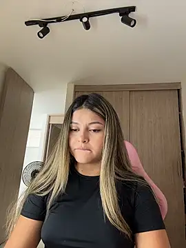 Snapshot of lunablossom_ chatting on 11, 4, 2026 lunablossom online show from 11, 4, 2026