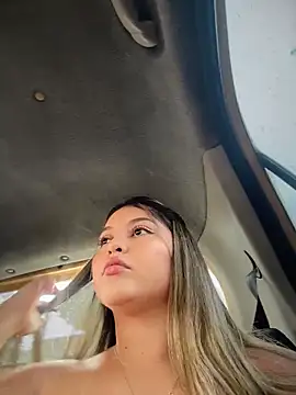 Snapshot of lunablossom_ chatting on 15, 4, 2026 lunablossom online show from 15, 4, 2026