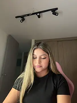 Snapshot of lunablossom_ chatting on 11, 6, 2026 lunablossom online show from 11, 6, 2026