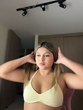 Snapshot of lunablossom_ chatting on 24, 6, 2026 lunablossom online show from 24, 6, 2026