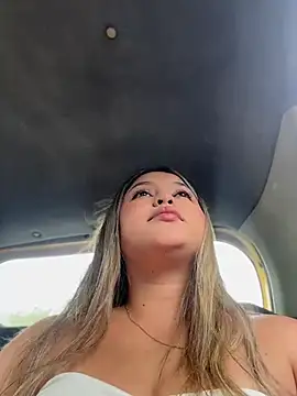 Snapshot of lunablossom_ chatting on 12, 7, 2026 lunablossom online show from 12, 7, 2026