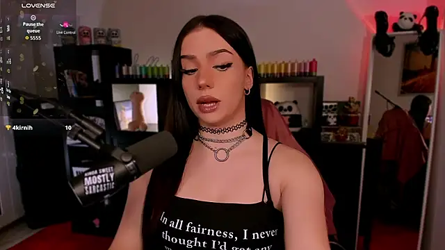 Snapshot of SofiRusselle chatting on 6, 11, 2025 SofiRusselle online show from 6, 11, 2025