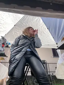 Snapshot of DaisyVibesss chatting on 2, 2, 2025 DaisyVibesss online show from 2, 2, 2025