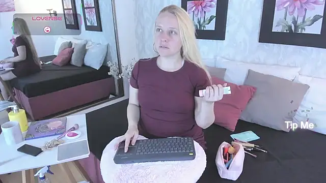 EmilySumer online show from 28, 9, 2025