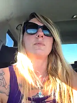 Snapshot of SheIsSomething chatting on 17, 4, 2026 SheIsSomething online show from 17, 4, 2026