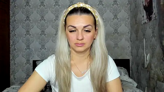 NicoletMoore online show from 19, 12, 2024