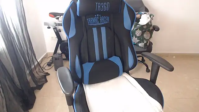 LARACRUZ30 online show from 10, 4, 2026