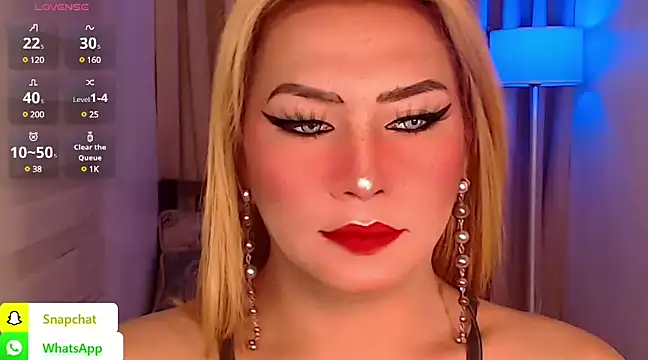 Snapshot of QUEEN_GIAMOORE69 chatting on 13, 12, 2024 QUEEN GIAMOORE69 online show from 13, 12, 2024