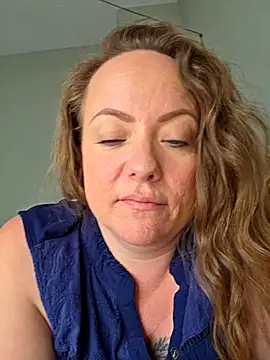 Snapshot of julimonroe chatting on 18, 4, 2026 julimonroe online show from 18, 4, 2026