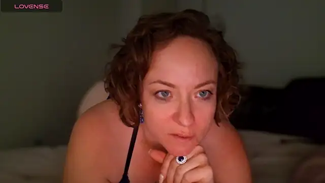 Snapshot of julimonroe chatting on 24, 4, 2026 julimonroe online show from 24, 4, 2026