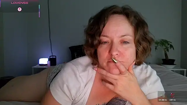 Snapshot of julimonroe chatting on 7, 5, 2026 julimonroe online show from 7, 5, 2026