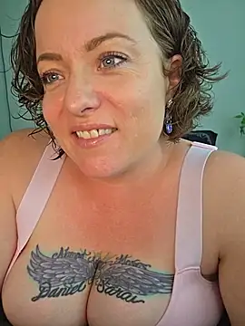 Snapshot of julimonroe chatting on 17, 5, 2026 julimonroe online show from 17, 5, 2026