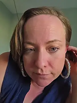 Snapshot of julimonroe chatting on 17, 6, 2026 julimonroe online show from 17, 6, 2026