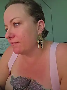 Snapshot of julimonroe chatting on 19, 6, 2026 julimonroe online show from 19, 6, 2026