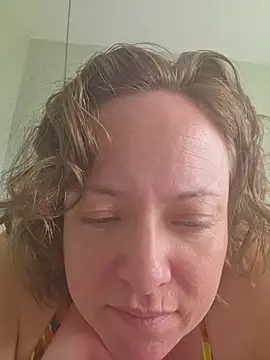 Snapshot of julimonroe chatting on 6, 7, 2026 julimonroe online show from 6, 7, 2026