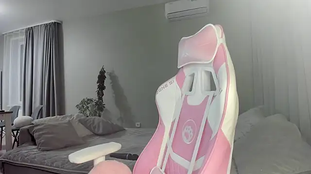 JenniferQueen11 online show from 13, 3, 2025