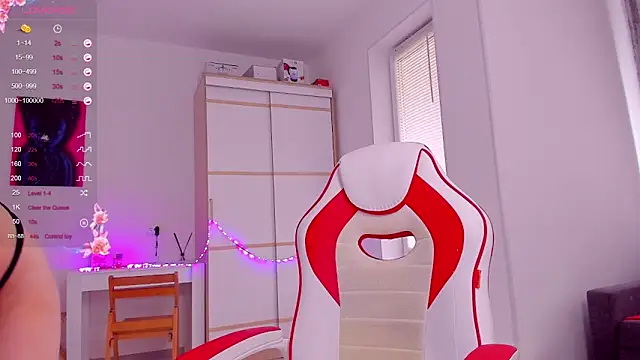 Snapshot of HotCarolineXO chatting on 4, 10, 2025 HotCarolineXO online show from 4, 10, 2025