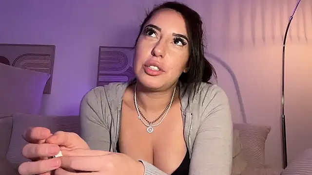 Snapshot of SissiVienna chatting on 18, 12, 2025 SissiVienna online show from 18, 12, 2025