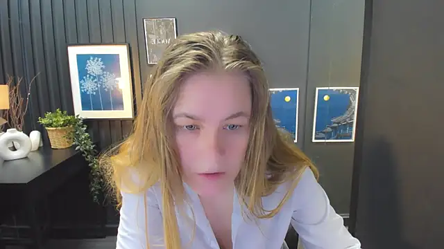 Snapshot of JadeSoft chatting on 12, 10, 2025 JadeSoft online show from 12, 10, 2025