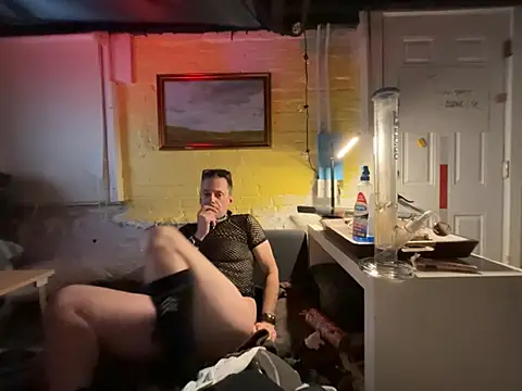 Snapshot of cumhungrybottom4u chatting on 25, 5, 2026 cumhungrybottom4u online show from 25, 5, 2026