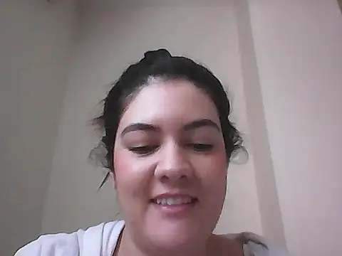 Snapshot of lauratobon chatting on 14, 10, 2025 lauratobon online show from 14, 10, 2025